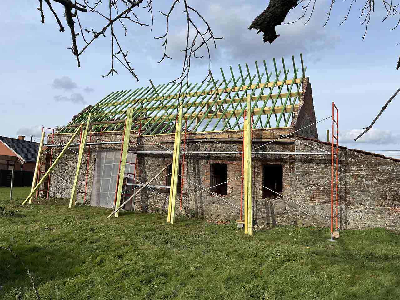 Structure de charpente bois posée par Joël Dewolf